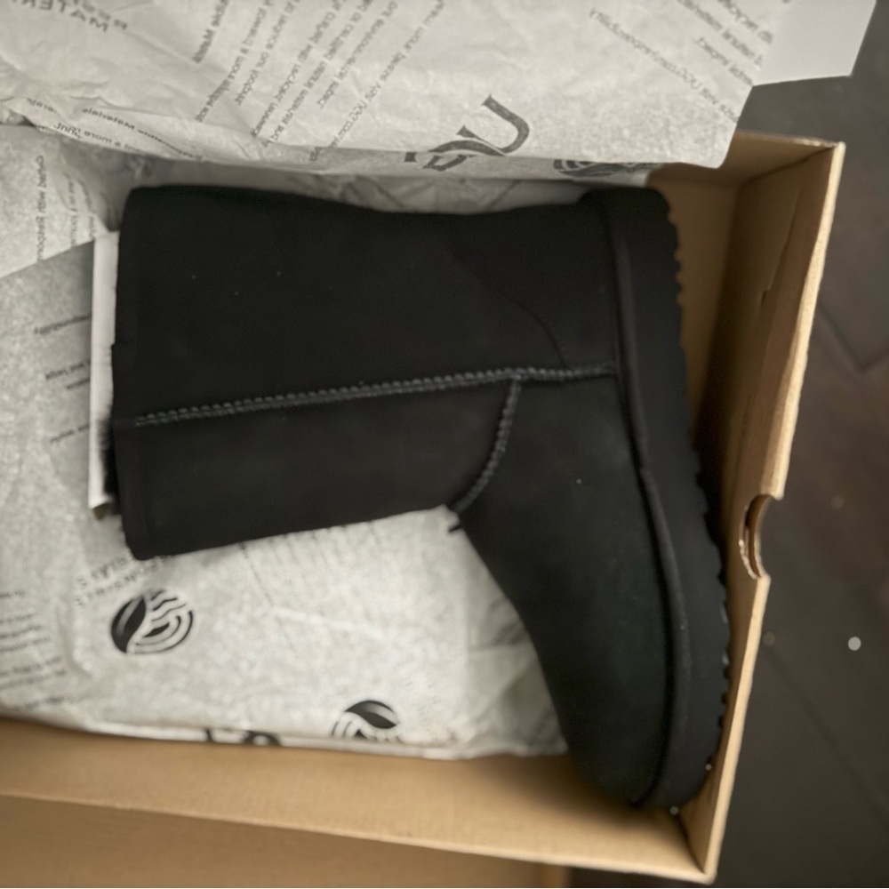New UGG 
 Eco-Friendly Packaging black size 9